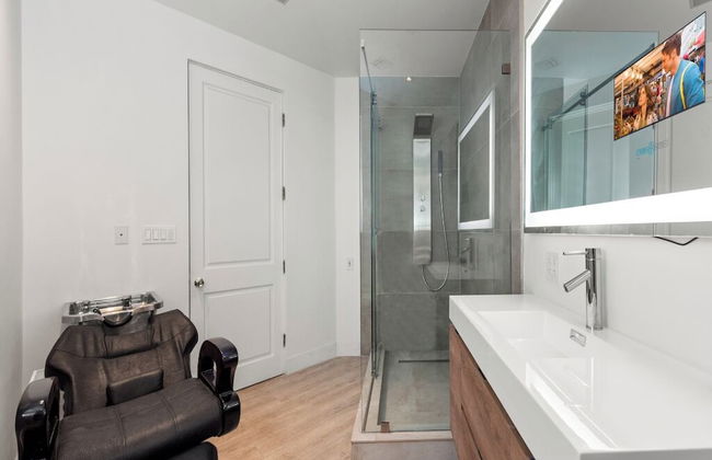 Carolwood - Modern Tuscan Villa With Rolling Lawns and Loggia in Holmby Hills - Photo 34