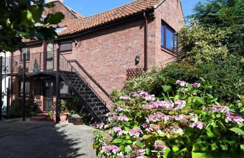 Courtyard Cottage with free onsite parking, garden, short flat walk to town - Foto 16