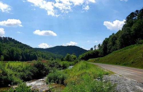 Heated North Carolina Glamping Rental Surrounded by Pisgah National Forest - Foto 42