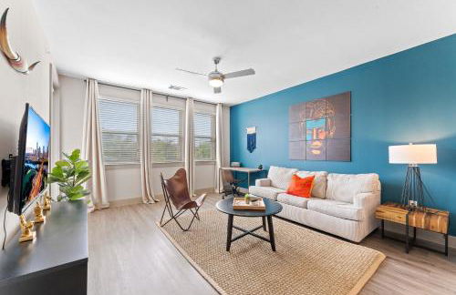 Modern & Chic 1BR Luxury Apts Close to Downtown & Airport - Photo 2