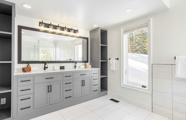 Explorer by Avantstay Close to Slopes! Game Room, Guest Suite, Hot Tub - Photo 24