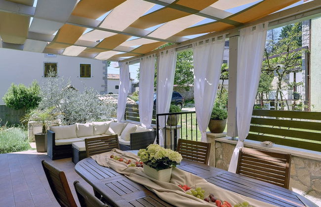 Superb Modern Villa With Pool, Large Fenced Yard Near the Beach - Foto 31