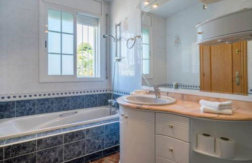 Basketball court, pool, BBQ, gardens, seaviews - Foto 15