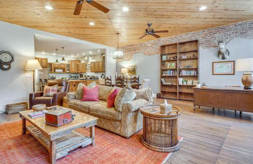 Private Hot Tub, Steps to Main St Saluda Retreat - Foto 1