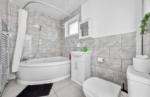 3 Beds Home walking distance from Shirley High Street - sleep 7 - Free Parking - Pool Table - 50" TV - Foto 14