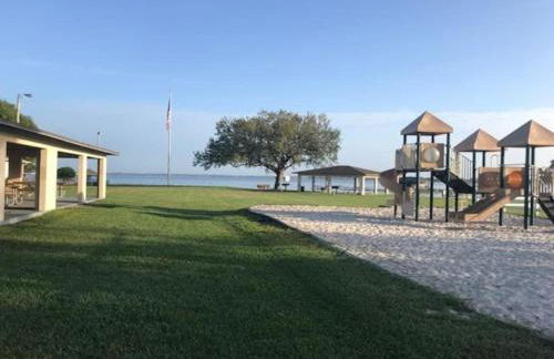 Beautiful Home across the street from Lake June! - Foto 37