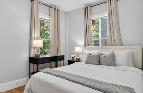 LUX Retreat Home with Yard - Foto 46