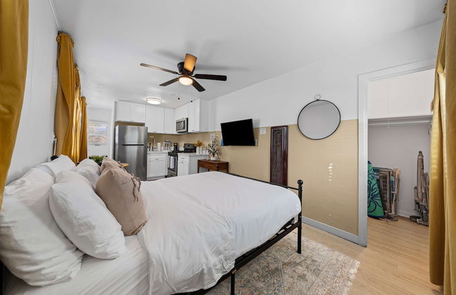 Live Like a Local - Studio With Huge Backyard - Photo 31