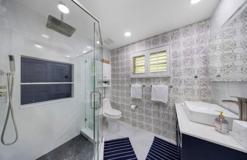 Tropical Villa Retreat with Private Pool & Peaceful Backyard - Stylish Escape in a Tranquil Residential Area - Foto 33