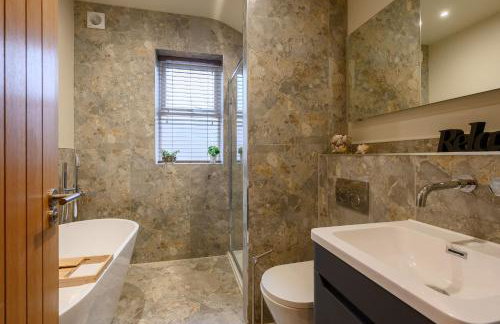 Stylish 3BR Townhouse Sleeps 6 Near City Centre - Foto 6