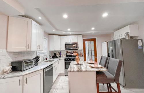 Cheerful & Modern Home w/ a Walkout Deck Area - Foto 9