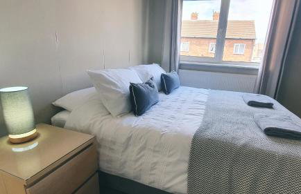 Free Parking, Ideal for long term contractor, etc stays, Fast WIFI, 3 miles 7 mins drive to Nissan, 15 mins to Sunderland Newcastle, Regular Housekeeping Options - Dwellcome Home Ltd 3 DOUBLE Bedroom House Boldon - see our site for assurance - Foto 15