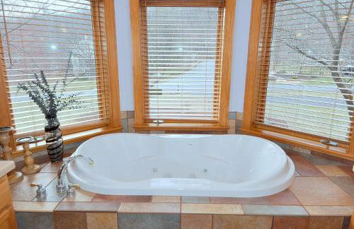 Redbud Keep - Unique Features, Movie Set Decor, Grill, Wifi, Family Friendly, Hiking, Billiard Table, Movie Theater Room, Fireplace, Golfing, View, 2 King Beds - Foto 34