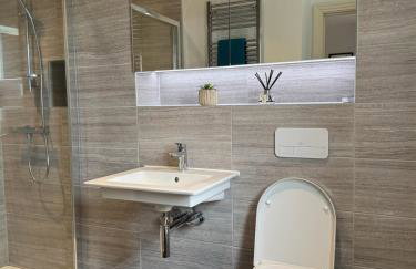 Three-bedroom modern family home by the pond with free parking - Photo 48