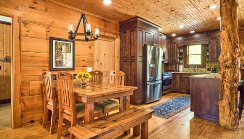 Romantic Penrose Cabin with Pond, Trails and Hot Tub - Foto 5