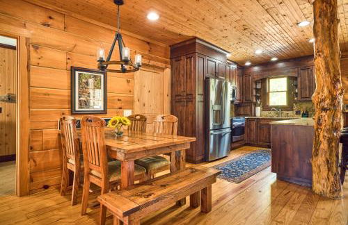 Romantic Penrose Cabin with Pond, Trails and Hot Tub - Foto 5