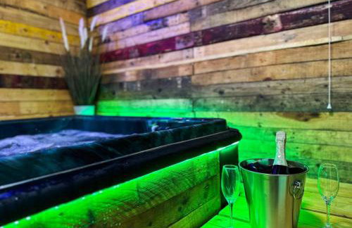 Kinky Kabin w Hot Tub, Sauna and Rooftop Garden - Foto 4