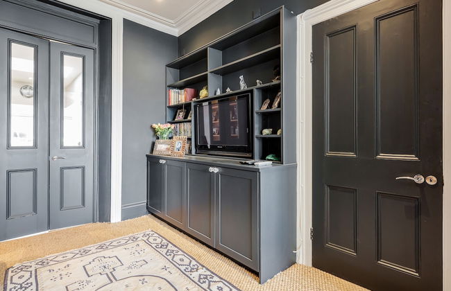 Exquisite Designers Abode - Photo 47