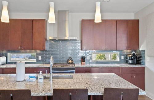 Downtown w Rooftop Deck 4 Bedrooms 3 Baths - Foto 33