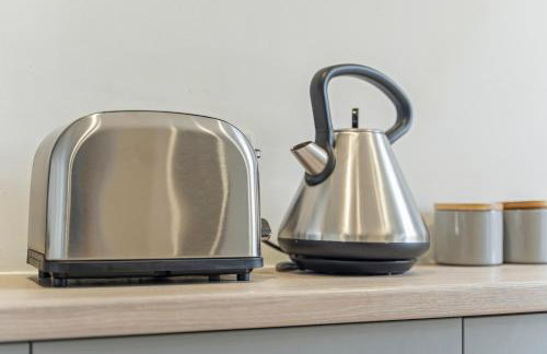 Stylish House - Sleeps 7 - Free Parking, Fast WiFi and Smart TV - Contractors, Groups and Long Stays Welcome by Yoko Property - Foto 21