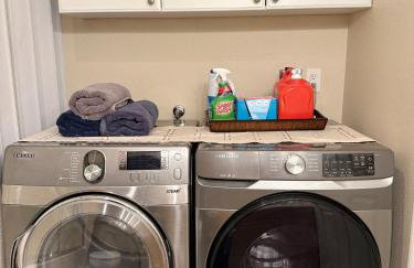 Entire Private Home with 3 Bedrooms 2 Bathrooms, Family Home Free Pool, Tub and Parking, Available Now - Foto 34