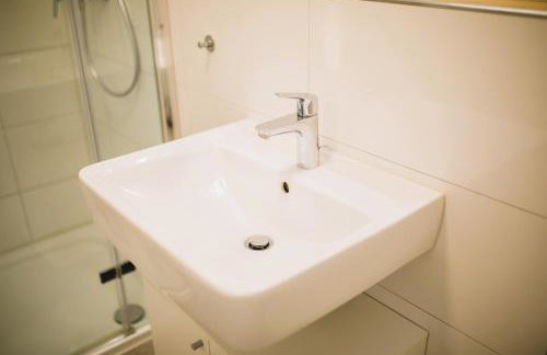 HUGOS Studio Apartment - Photo 17