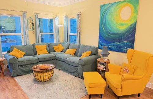 Walk Downtown, Private Parking, Short Drive to Beach & NAS - Foto 3