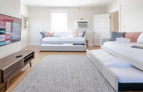 7BR Luxury Living 1st Floor Primary ABODEbucks - Foto 38