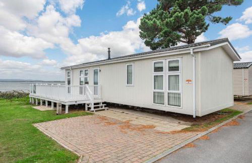 Bay View 2-Bed Lodge with Glorious Harbour View and Balcony - Photo 33