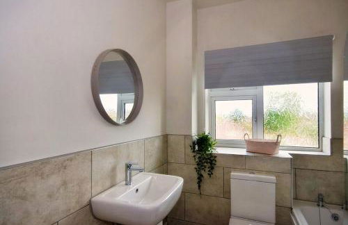 #33 Beautiful 2 bed apt Tamworth Private Parking - Photo 5