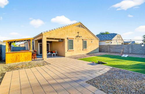 Tropical Desert Oasis Phoenix 5BR 3Bath with Outdoor Tiki Bar & BBQ - Photo 29