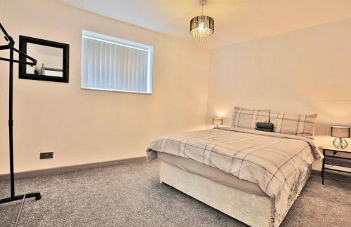 Freckleton House in Town Centre, near Blackpool, Sleeps 6, Free Parking - By NMB Property - Photo 2