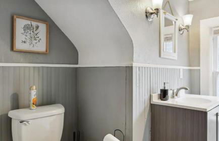 Blue & Gold Retreat sleeps 14 Minutes from ND - Photo 48