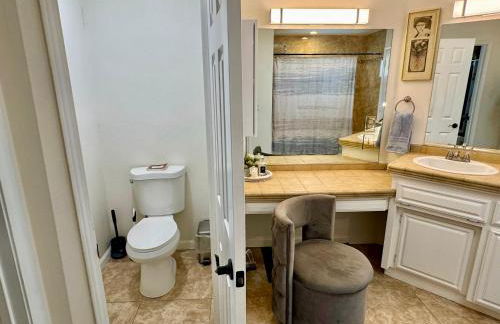 Epic Views, Huge House, Acres of J-Trees to explore, Hot Tub, Pool, AC, and Mini-Golf - Foto 43