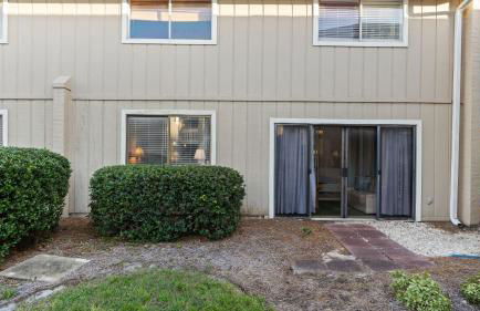 Steps from the Sand Bright Coastal Stay w Pool Access Coastal Hideaway by AvantStay - Foto 23