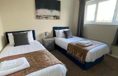 Stunning 3 bedrooms house with Garden and Free Parking - Foto 1