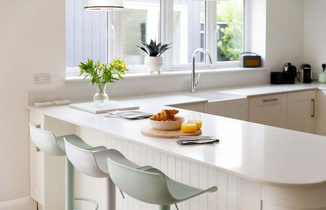 Chic 4-bed Coastal Retreat in Heart of Bosham - Photo 11