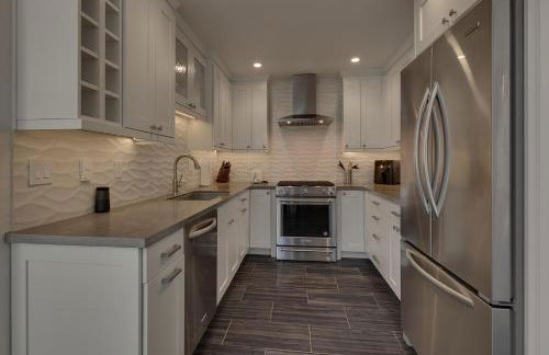 Moon Dune Chalet by Tahoe Getaways - Remodeled 3 BR Cabin plus Loft w Fenced Yard & Walk to Beach or Dining - Foto 4