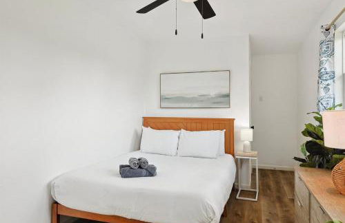 Tranquil Lakeside Escape 2 Bedrooms Patio Views - Photo 21