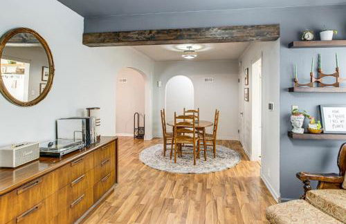 Updated and Charming! Waterloo Home with Patio - Foto 11