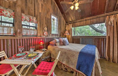 Snuggle Inn Wimberley Cabin with Fire Pit and Deck - Foto 10