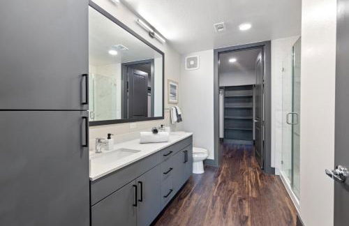 Modern Comfort North Austin with Balcony and Workspace - Foto 25