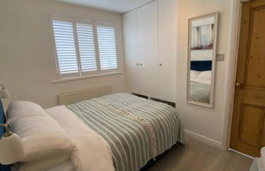 Little Trevio - seaside haven with parking and sea views - Photo 9