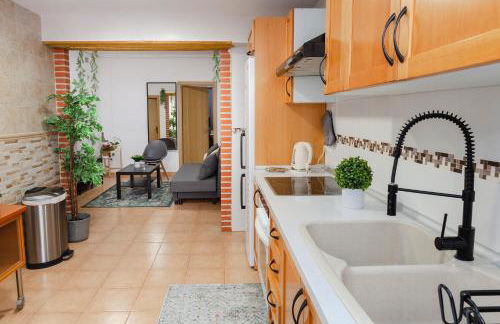 Luxury Artistic Digital Nomad 2 Bedroom w/Terrace - Photo 19