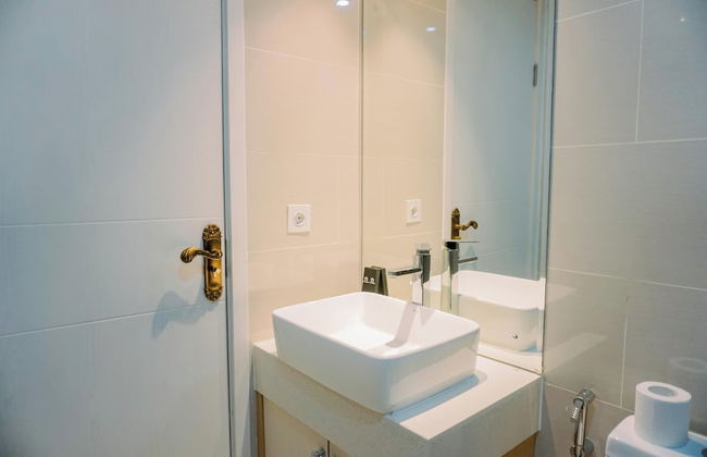 Comfort 1Br With Working Room At Daan Mogot City Apartment - Foto 12