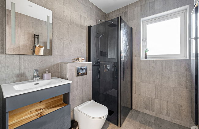 Modern Villa With Jacuzzi - Photo 16