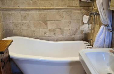 Cheerful, bright, cosy period cottage with hot tub - Foto 12