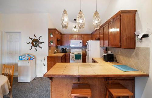 Pet-Friendly Lakefront Home in a Quiet Cove w/ Netflix, Outdoor Seating, Boat Slip - Foto 13