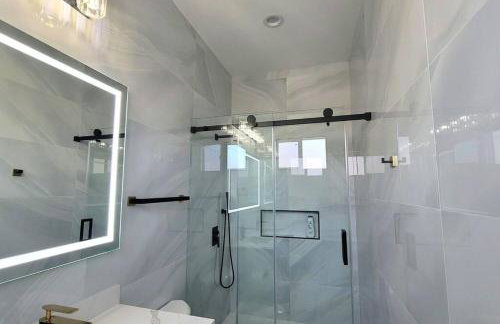 H&H New Built 2023 Hidden Gem Heart of OC 3 Queen Beds - Foto 36