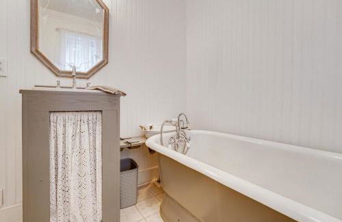 Spacious Vintage Gem with Sunroom in Manistee! - Foto 23